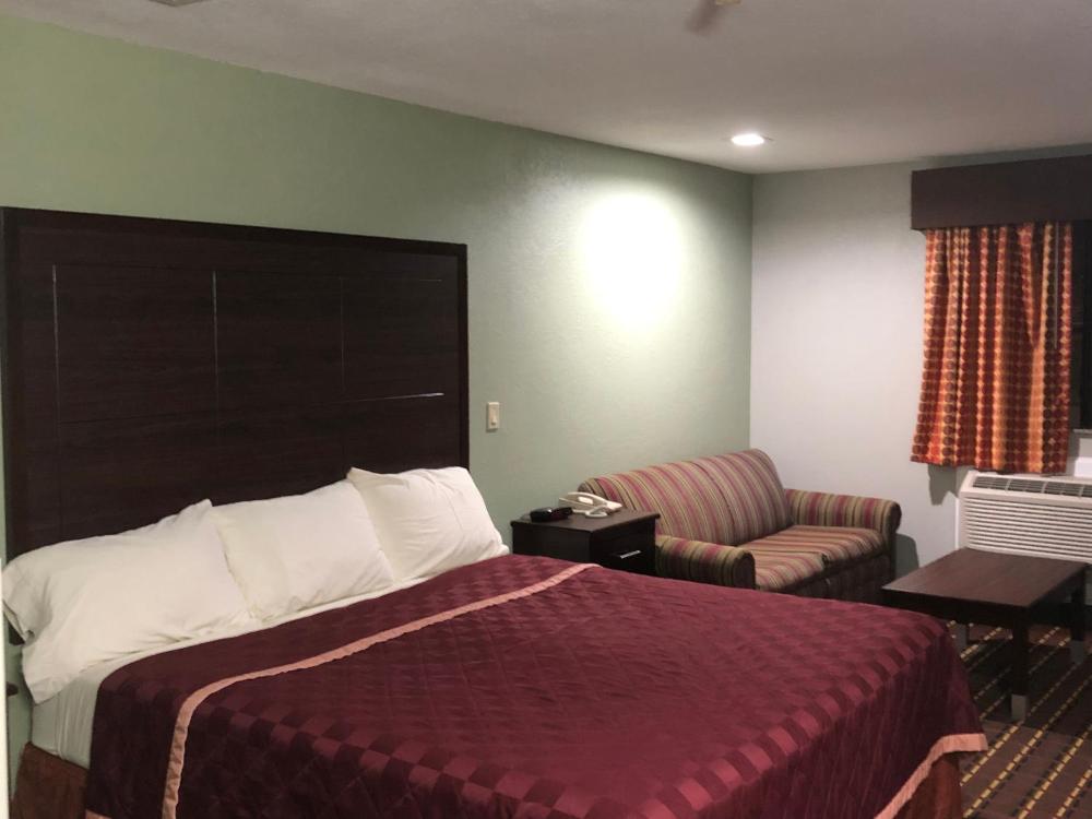 King Room - Non-Smoking interior